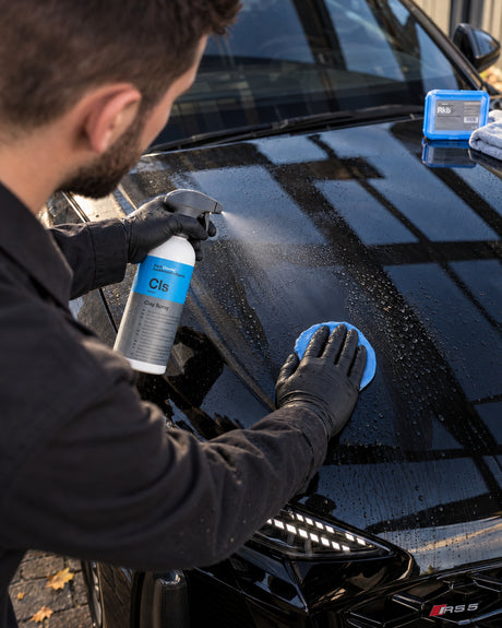 Detailing1 clay bar sur la peinture — Koch-Chemie Rkb glisse avec Clay Spray Cls en lignes droites sur le capot