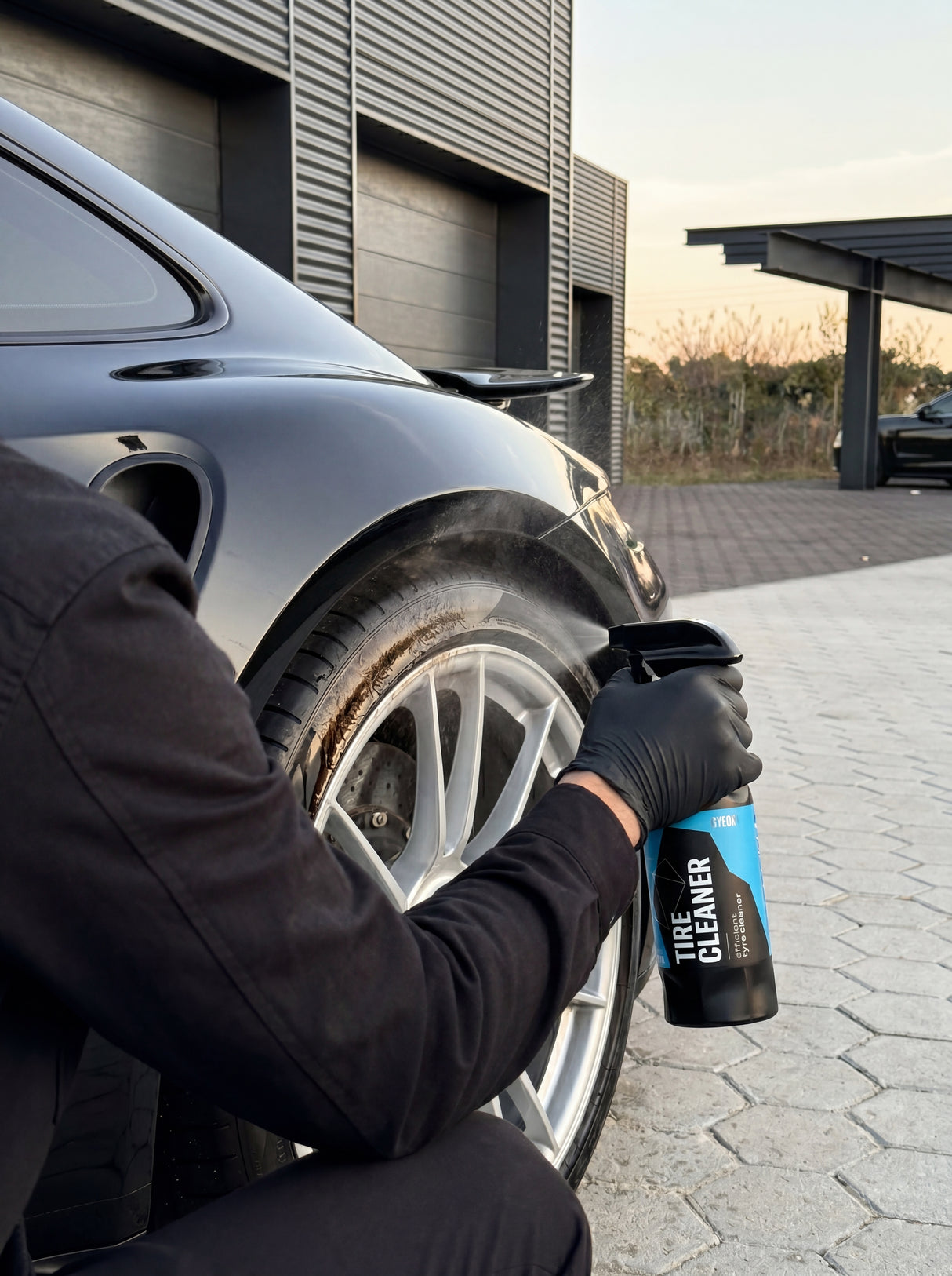 GYEON Q²M TireCleaner wird auf Reifen gesprüht, Einwirkphase mit Schaum