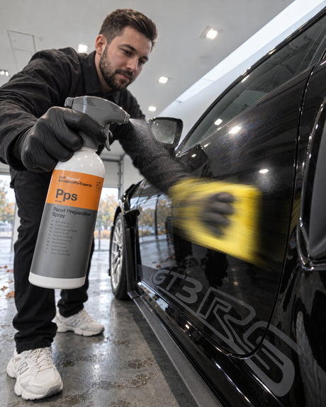 Detailing1 contrôle — Daniel pulvérise le Koch-Chemie Panel Preparation Spray Pps sur la porte et essuie à la microfibre