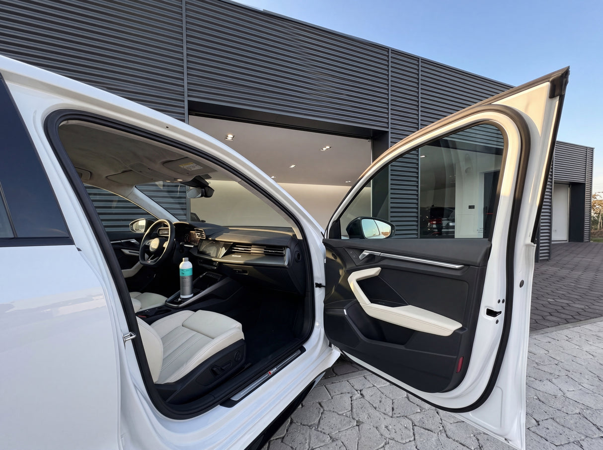 Koch-Chemie Top Star Ts 1000ml auf Mittelkonsole eines weissen Audi RS3, Blick durch geoeffnete Beifahrertuer