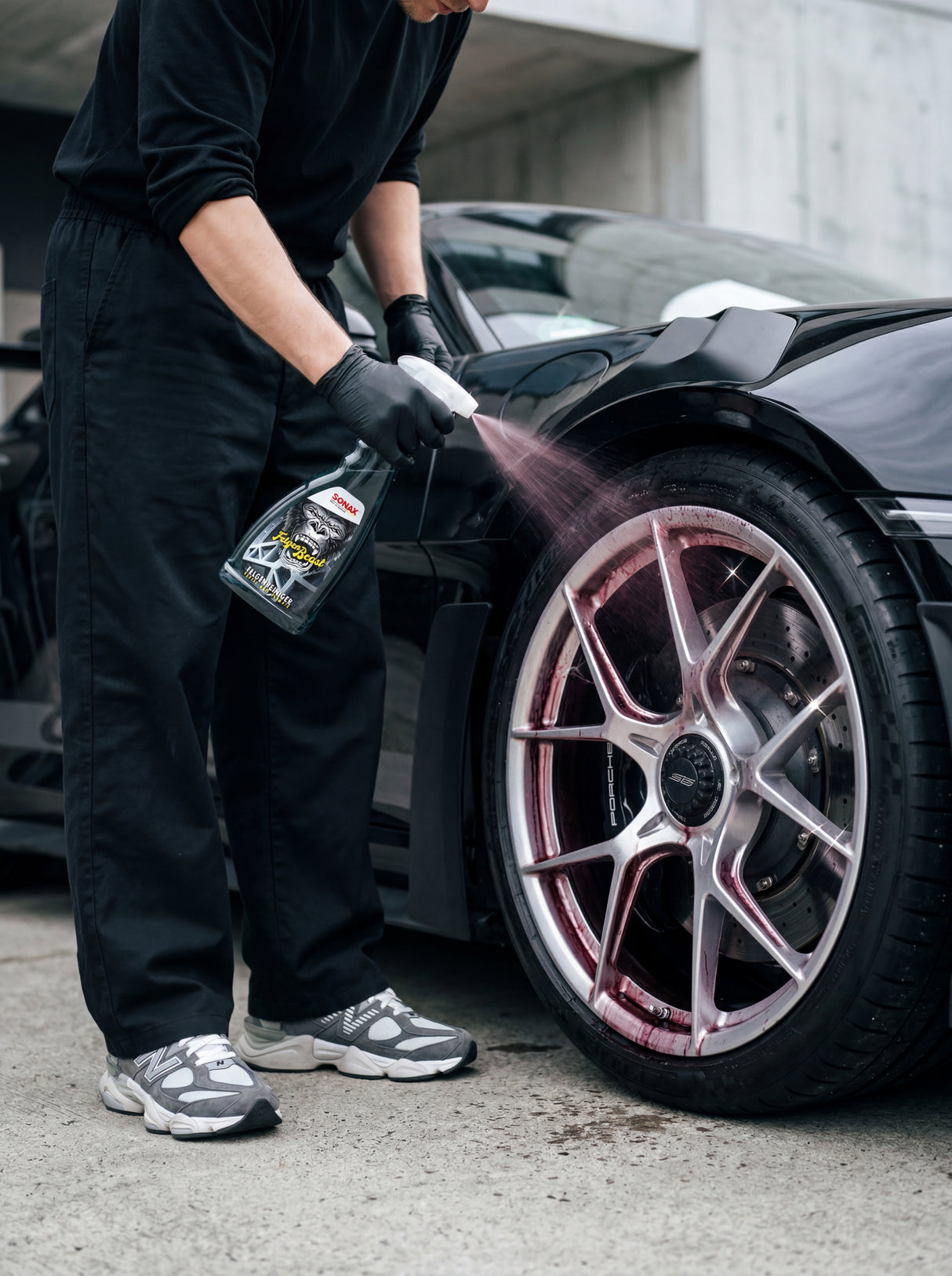 Detailing1 Anwendung SONAX FelgenBeast mit Farbumschlag auf Felge