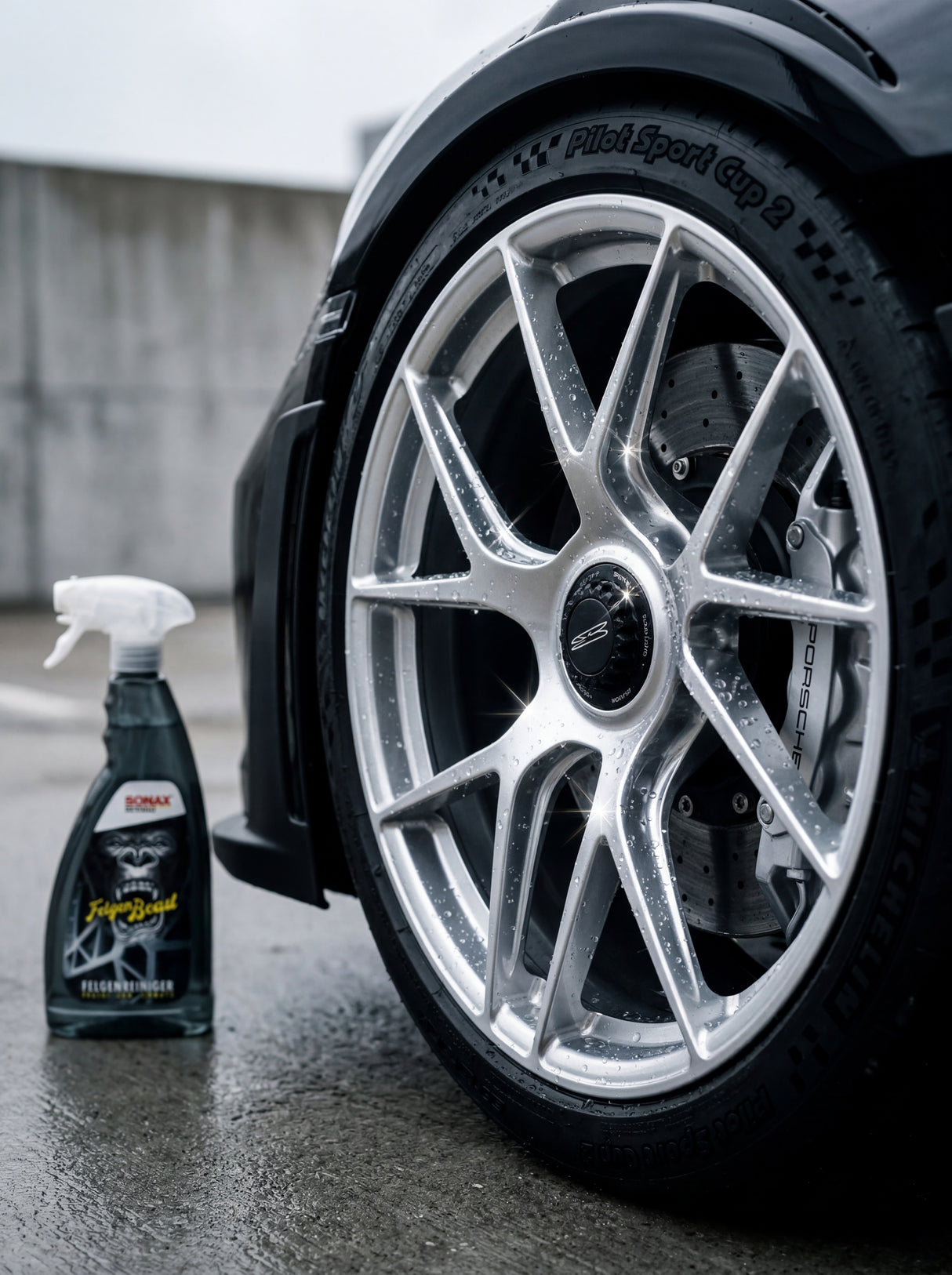 Saubere Porsche GT3 RS Felge mit Wasserperlen nach SONAX FelgenBeast