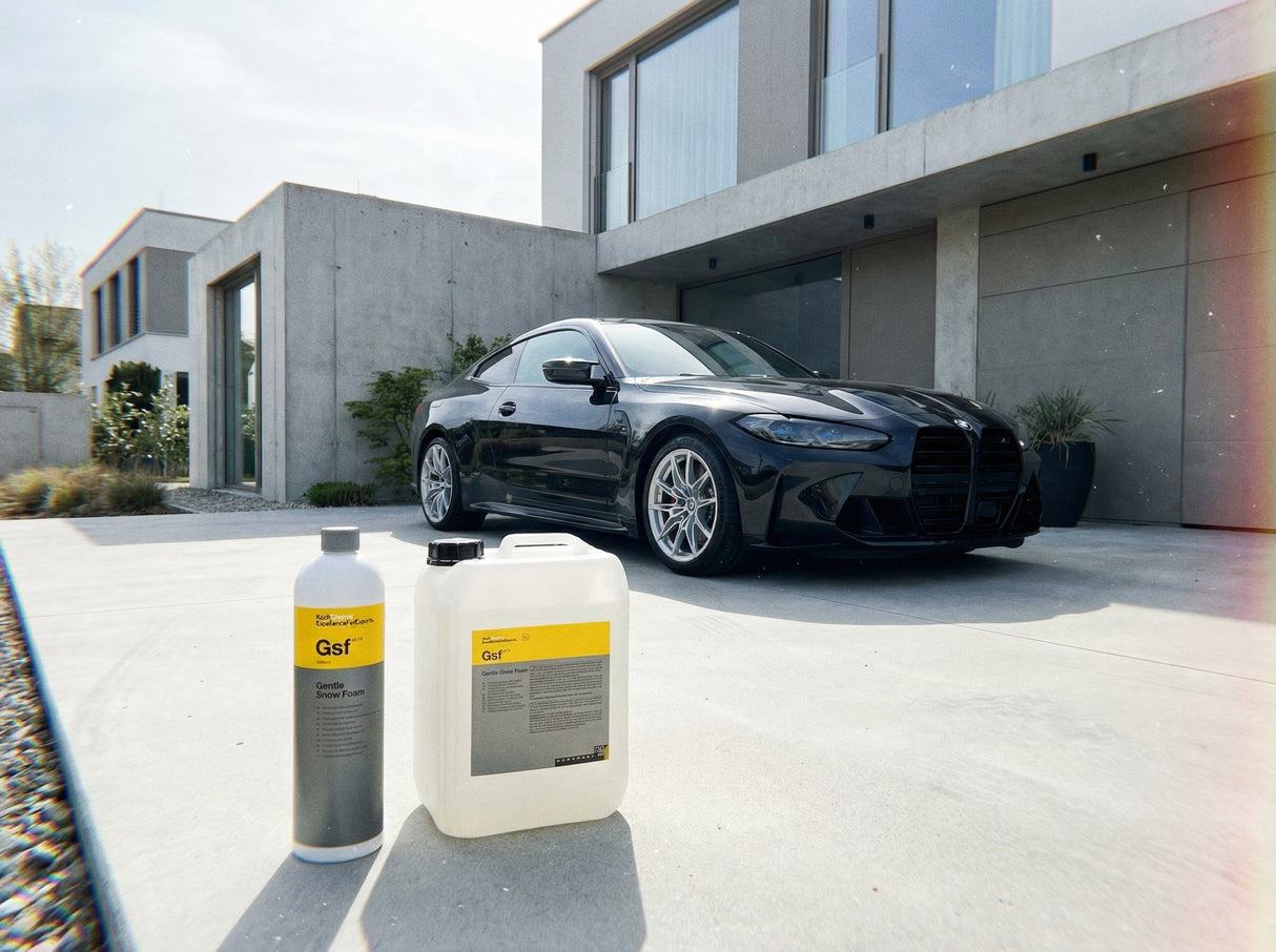 Koch-Chemie Gentle Snow Foam Gsf – 1000ml und 5L Varianten auf moderner Einfahrt vor schwarzem BMW M4 CSL