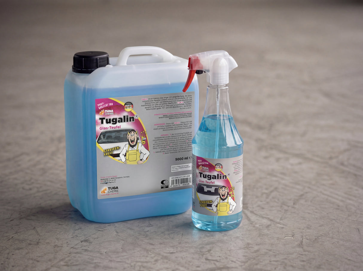 TUGA Chemie Tugalin Glas-Teufel 5 Liter Kanister und 1 Liter Sprühflasche nebeneinander auf Betonvorplatz