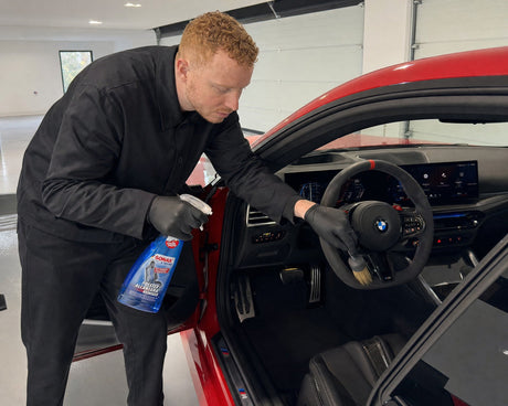 Detailing1 SONAX Xtreme Polster und Alcantara Reiniger — Jasper reinigt das Alcantara-Lenkrad im BMW M2