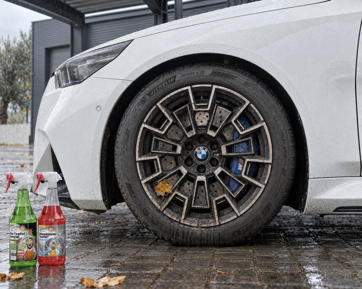 TUGA Chemie Alu-Teufel Spezial en Aluminium-Teufel voor het vuile voorwiel van een witte BMW M5