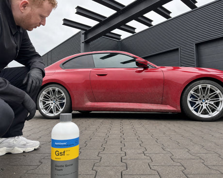 Straßenfilm auf der Flanke eines roten BMW M2 mit Koch-Chemie Gentle Snow Foam Gsf 1000 ml davor