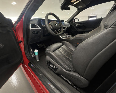 Detailing1 Koch-Chemie Leather Star "Ls" Lederpflege 1L — müde, matte Ledersitzwange im BMW M2 vor der Pflege