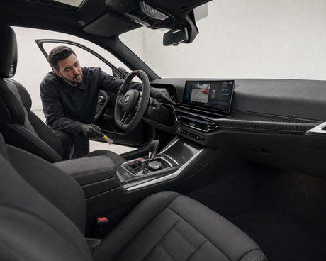 Detailing1 Koch-Chemie Interior Brush "Gelb" — Daniel legt die Staubkante an der Lüftungslamelle des BMW M2 frei