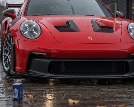 GYEON Q² View EVO devant le pare-brise couvert de rosée d'une Porsche 911 GT3 RS rouge – anti-pluie en hiver