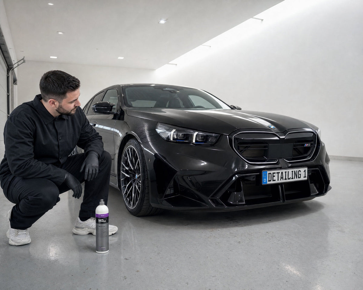 Detailing1 Koch-Chemie Micro Cut "M3.02" Politur neben dem schwarzen BMW M5 in der Halle
