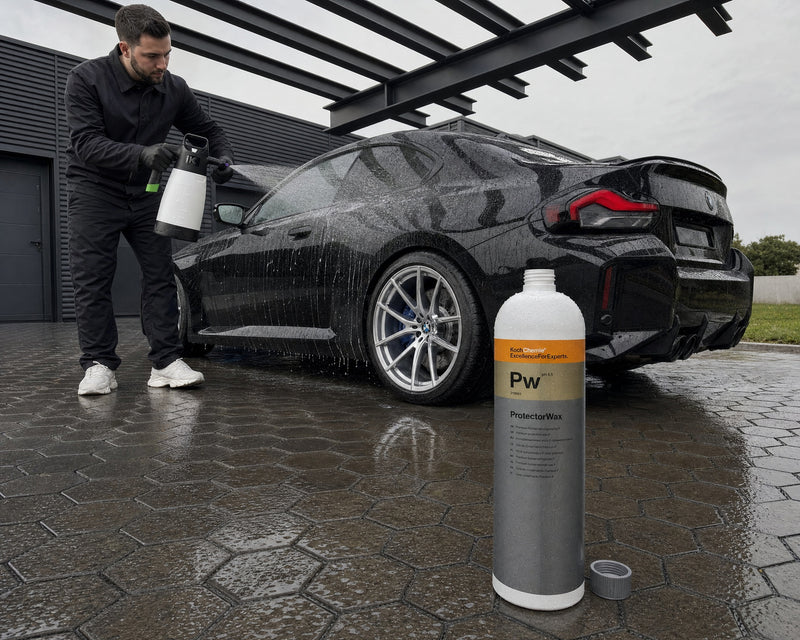 Detailing1 Koch-Chemie Protector-Wax Pw 1 Liter: Nassversiegelung auf den nassen BMW M2 sprühen, Carport (Desktop)