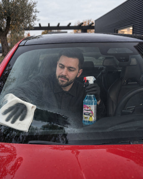 Tugalin Glas-Teufel et GYEON GlassWipe EVO pendant le nettoyage de la vitre intérieure d'une BMW M5 — présenté dans l'article « Voiture embuée de l'intérieur : pourquoi une vitre propre reste claire plus longtemps »