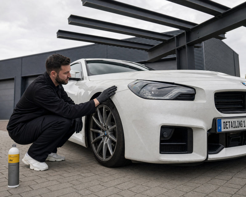 Detailing1 Koch-Chemie Autoshampoo As — Daniel begutachtet den pollenmatten Lack eines weißen BMW M2 vor der Wäsche