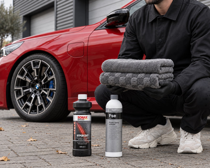 Detailing1 Trocken-Setup — Aqua Trockentuch, Koch-Chemie Pro Drying Towel, SONAX HyperCoat und Fse am roten BMW M5