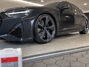 Saubere Audi-RS6-Felge nach Koch-Chemie Alkali Wheel Cleaner Awh Anwendung mit Kanister im Bokeh