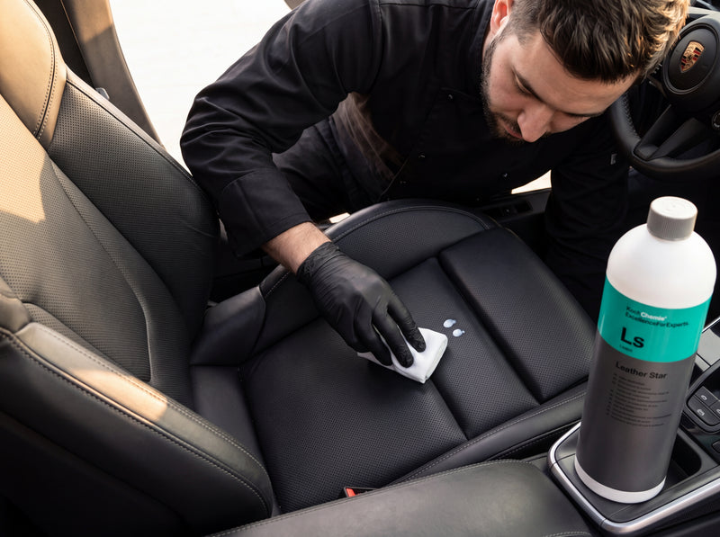 Closeup Anwendung Koch-Chemie Leather Star Ls auf perforiertem Lederpolster mit Mikrofaser-Applicator