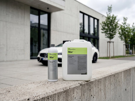 Koch-Chemie Mzr 1 Liter Flasche und 11 kg Kanister auf Pflasterstein vor Warehouse mit Mercedes-AMG GT