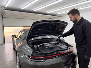 Koch-Chemie Motorplast Mp wird in den Heckmotorraum eines Porsche 911 992 Boxer gespruet Detailing1