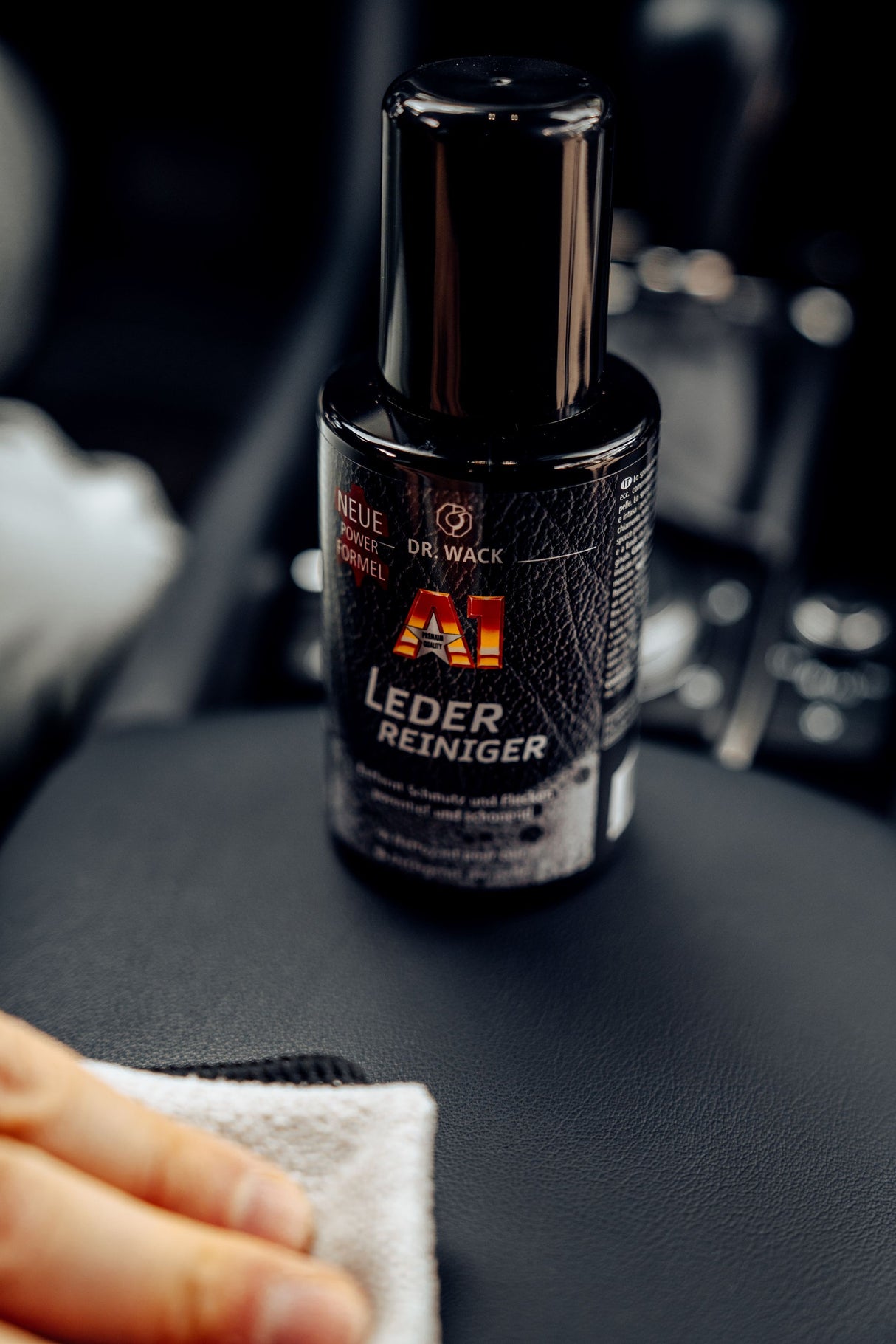 Detailing1 Dr. Wack A1 Leder-Reiniger Lederreiniger — in der Anwendung