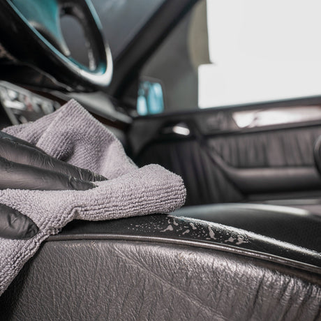 Detailing1 COLOURLOCK Leather Cleaner (Mild) — schwarze Ledersitzwange mit dem Mikrofasertuch nachwischen