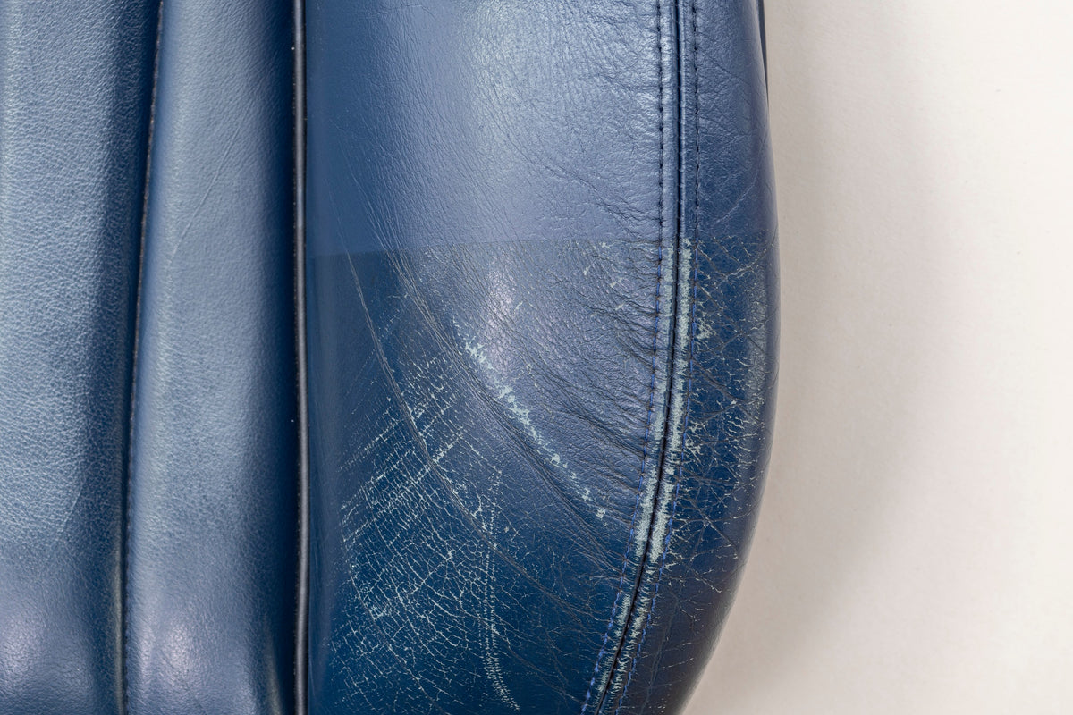 Detailing1 COLOURLOCK Kratzer im Leder — zerkratzte, abgenutzte Sitzwange aus blauem Glattleder