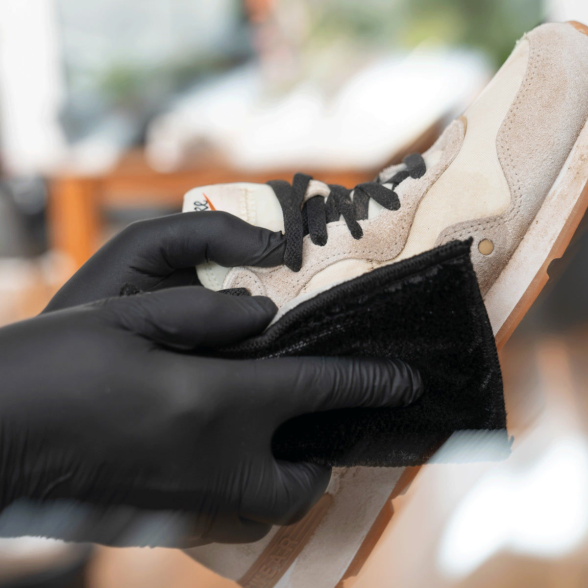 Detailing1 COLOURLOCK nettoyants chaussures & sneakers — sneaker claire nettoyée au pad