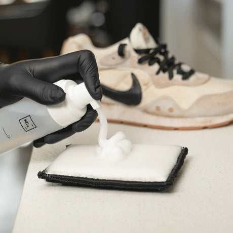 Detailing1 COLOURLOCK Sneaker Cleaner — mousse nettoyante sur le pad, la sneaker sale en arrière-plan