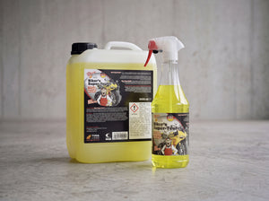 TUGA Chemie Biker's Super-Teufel 5 Liter Kanister und 1 Liter Sprühflasche nebeneinander auf Betonvorplatz